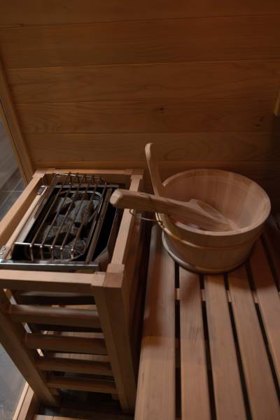 Louer une loveroom pour 2 personnes avec jacuzzi privatif en Normandie, au Havre : L’Inattendu